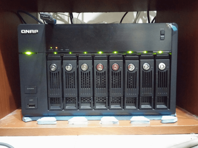 TS-869PRO 8顆硬碟同時運作