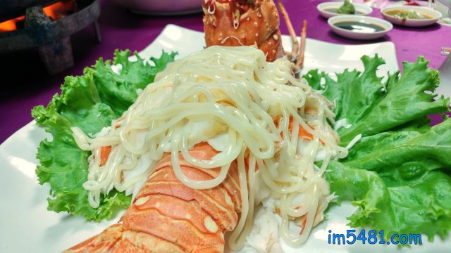 嘉義辦桌或上餐廳吃龍蝦，一般的料理方式也會用大量的白醋，不管是蒸龍蝦、白水灼龍蝦、龍蝦吐司，都要用大量白醋。