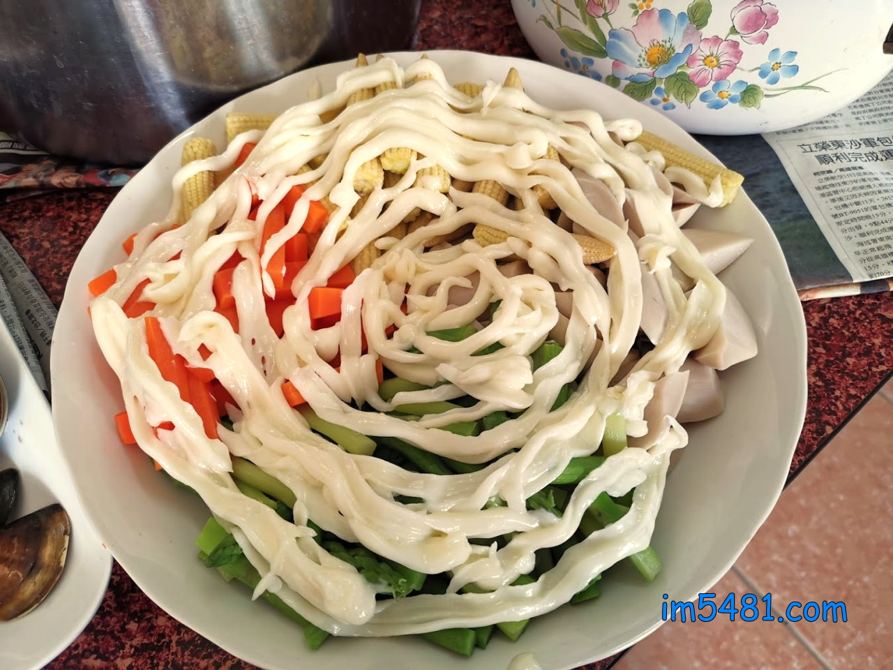 我們嘉義親戚聚餐時的涼菜(蔬菜沙拉)會使用大量白醋，拿沾滿白醋的涼菜配白飯，但大部分親戚嫌白醋量還太少了...