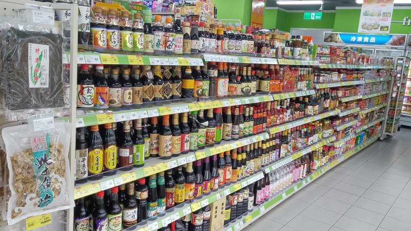 醬油的擺設很夠水準，素蠔油跟蠔油的集中，便宜大瓶的放下方，最好最貴的放在容易取得且視線集中的第二層，加味醬油、沾麵醬汁、烏龍麵醬油/醬汁，都是分門別類的放好，老實講，對於這類擺櫃人員要鼓掌鼓勵！