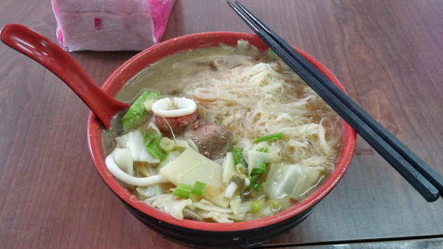 另外，我每次都會優先點的麵食，第一優先是肉羹麵，第二就是什錦麵。如果要試湯頭跟店家料理手法的話，就會故意點米粉。老實講，原本在嘉義隨處可以吃到好吃的羹麵跟什錦麵，到台北工作之後，卻是一大堆難以下嚥的羹麵跟什錦麵。