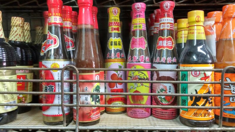 有引進良泉醬油、龍宏跟魷魚標等其他地方難見的產品。