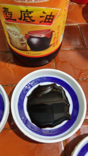 放在冰箱多年的萬家香壺底油，醬味變很濃，醬色變得跟墨水差不多。吃是可以吃，但風味跟原本的差異很大。