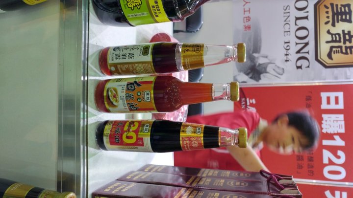 左 淡色蔭油露(請忽略)、中 黑豆白蔭油、右 黑龍秋菊級黑豆蔭油(清)