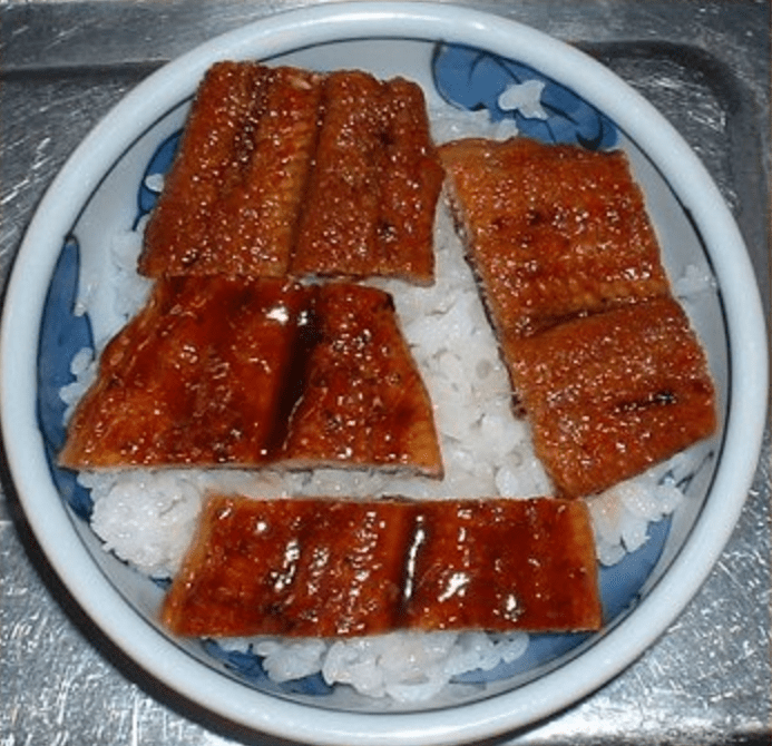 圖三 可看的出上方的碳火鰻魚將汁都以吸收 下方的機械製成的只有上面淋上一層將汁