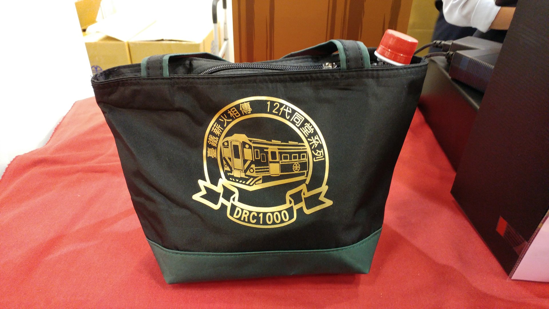 買台鐵煲仔飯附送的便當袋