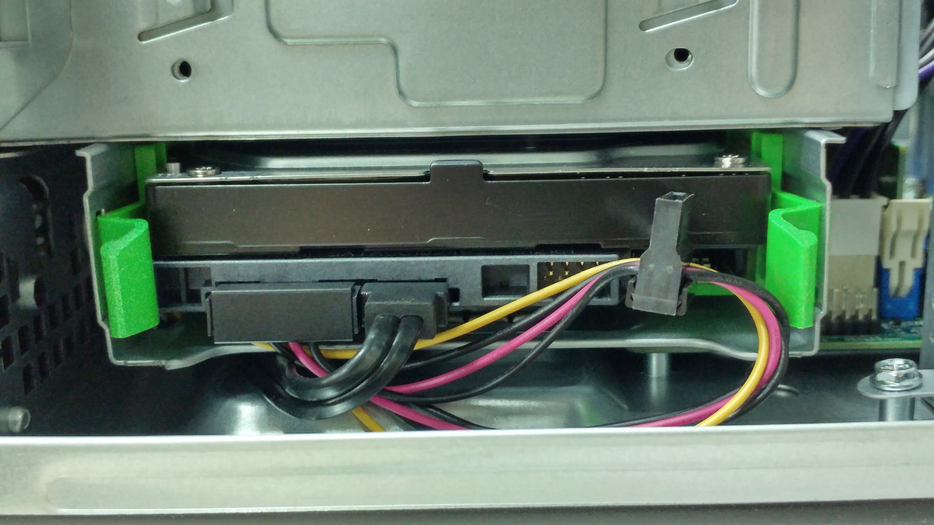 Acer Veriton VX4630G 從側面可以抽換硬碟