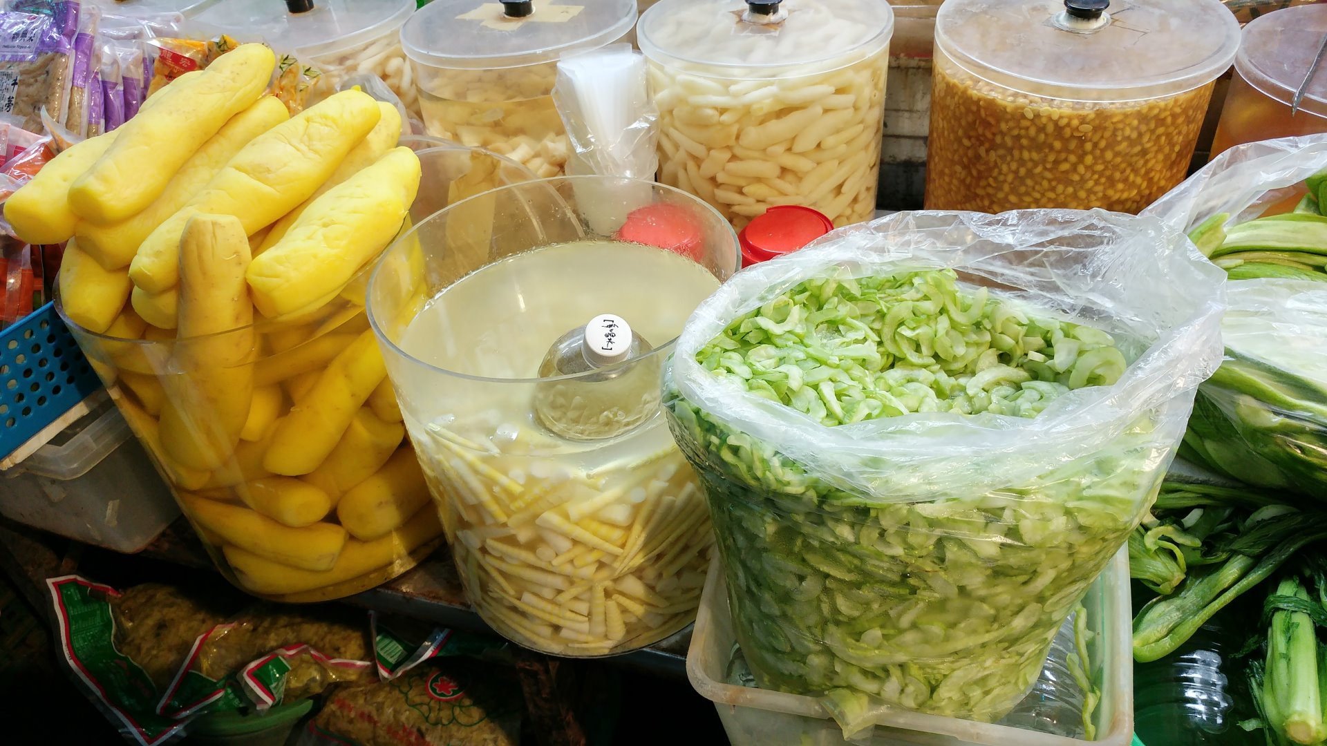 嘉義東市市場吳氏醬菜- 醃黃蘿蔔、醃麻竹筍、醃瓜(醃越瓜)，為嘉義餐桌上非常常見的醃菜(醬菜)！