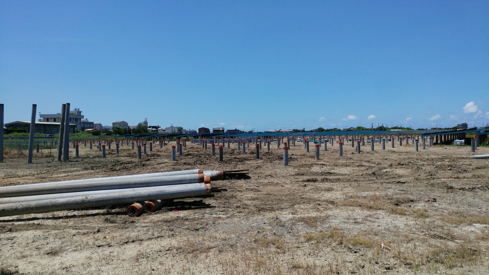 定樁中的太陽能田