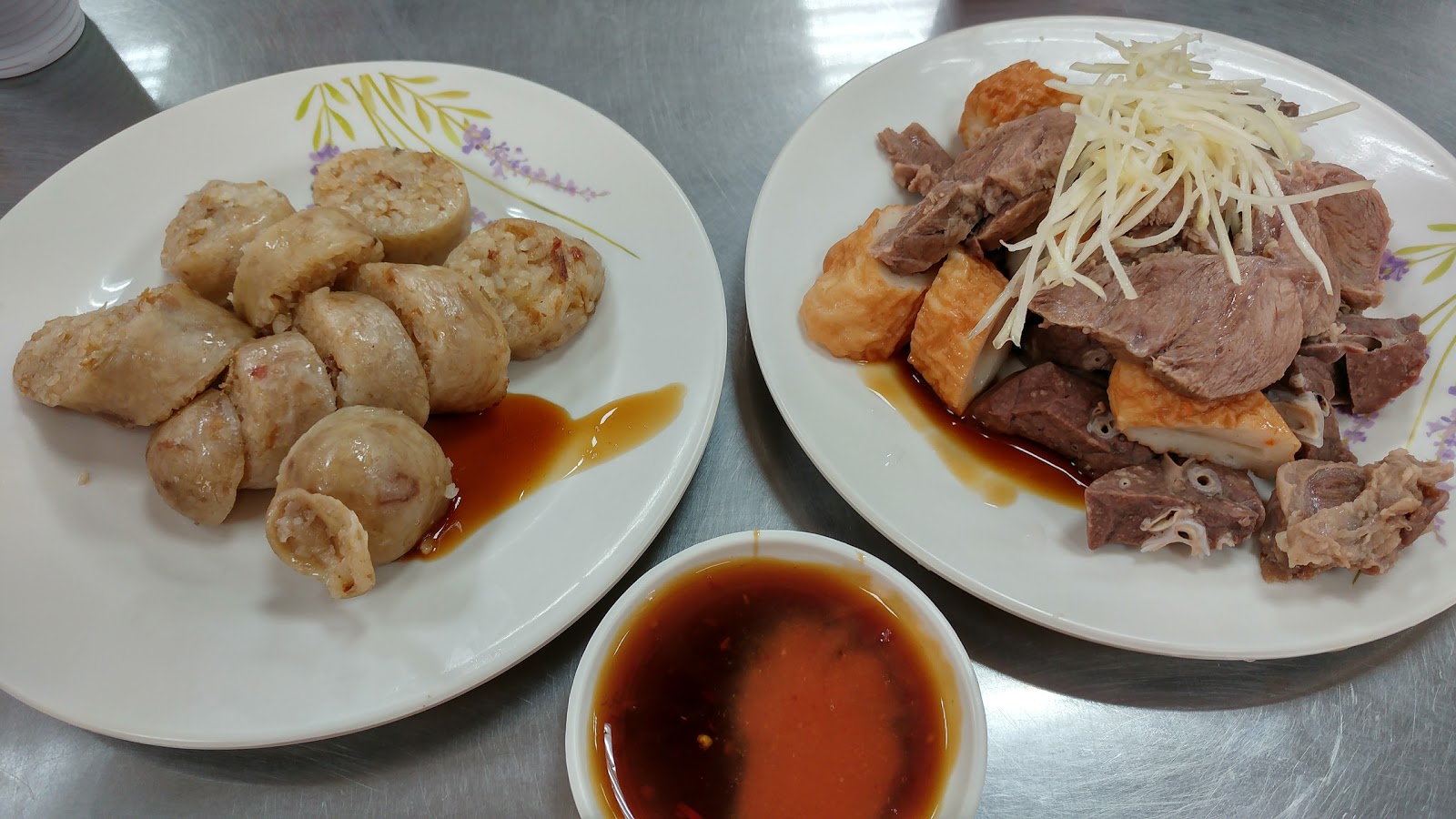 基隆孝三路大腸圈甜辣醬跟辣椒醬油