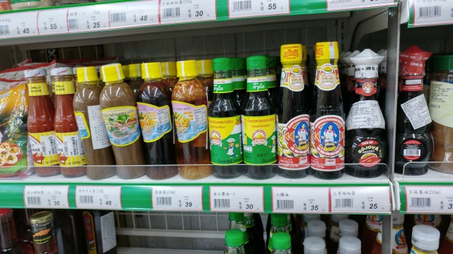竹東傳統市場旁的伍聯生鮮超市有販賣眾多的東南亞調味料