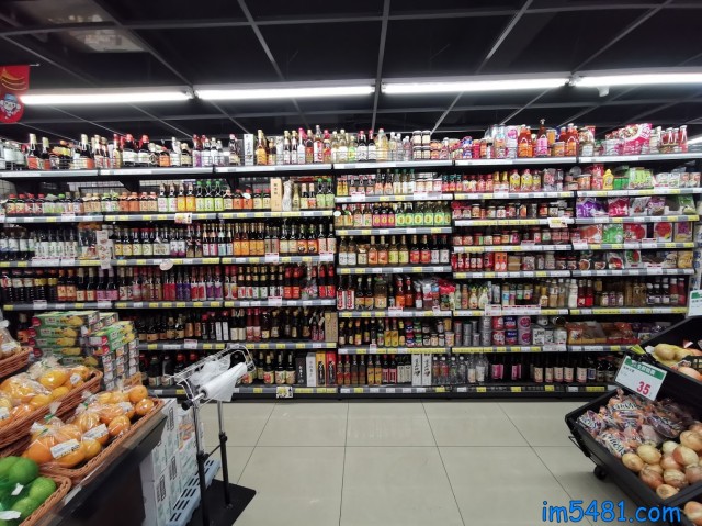 台灣全聯超市的醬油貨品架