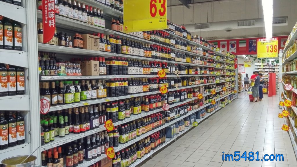 台灣大潤發醬油貨品架