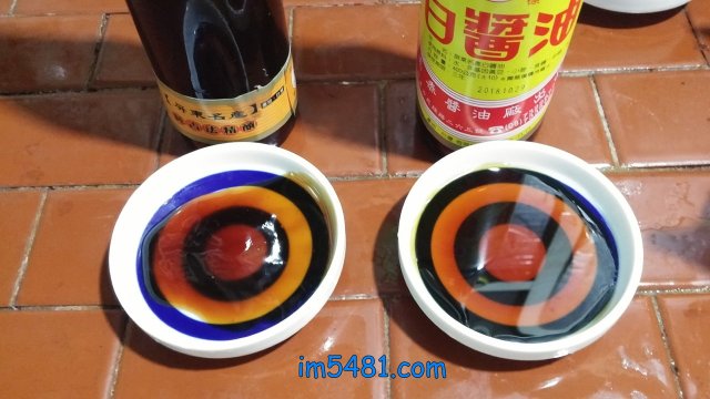 台灣玉泰白醬油-可以見到醬油清跟醬油膏都是透光的