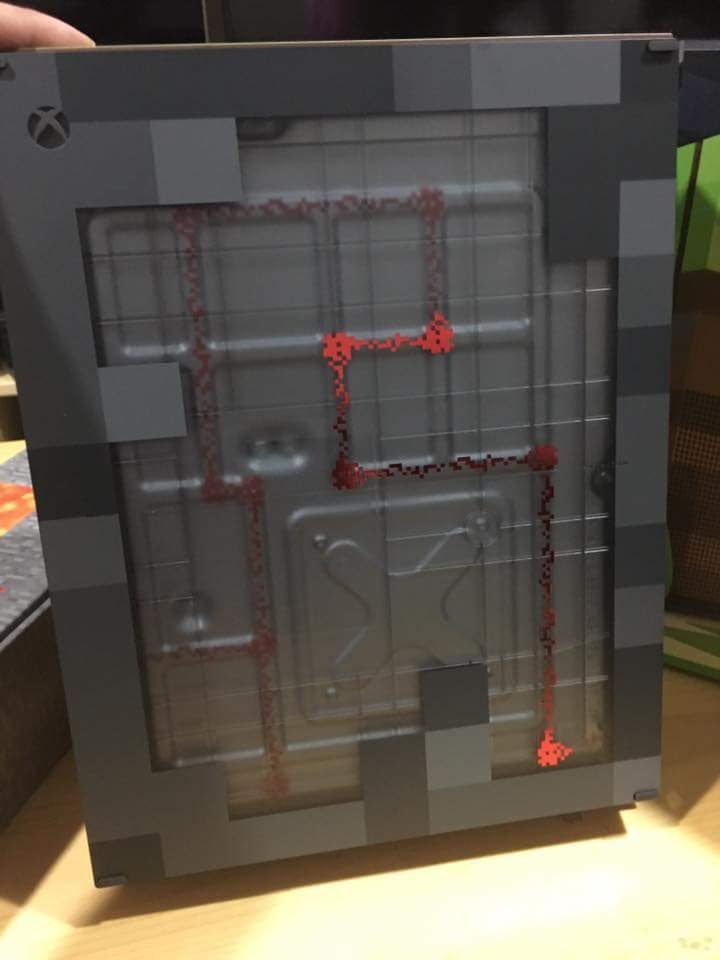 Xbox One S Minecraft Limited Edition Console《我的世界》特別主機 提供者：Hou Yang