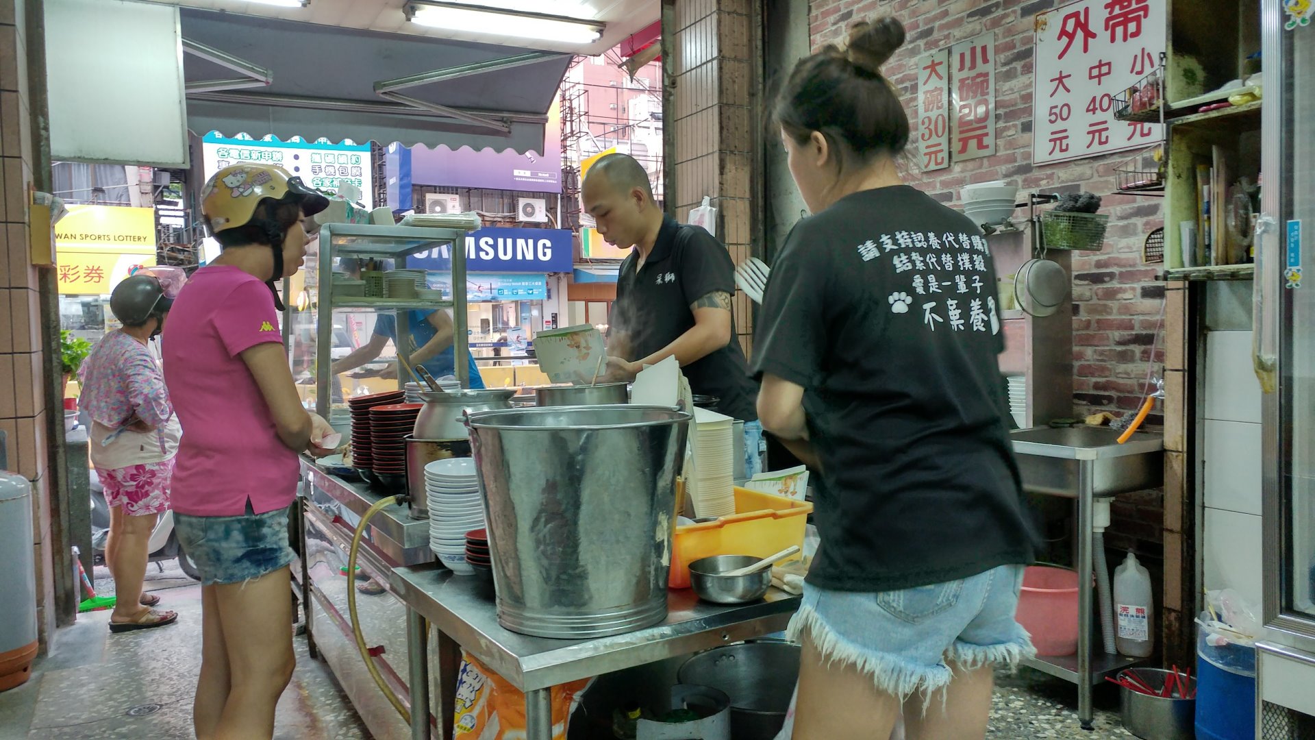 呆獅雞肉飯的制服