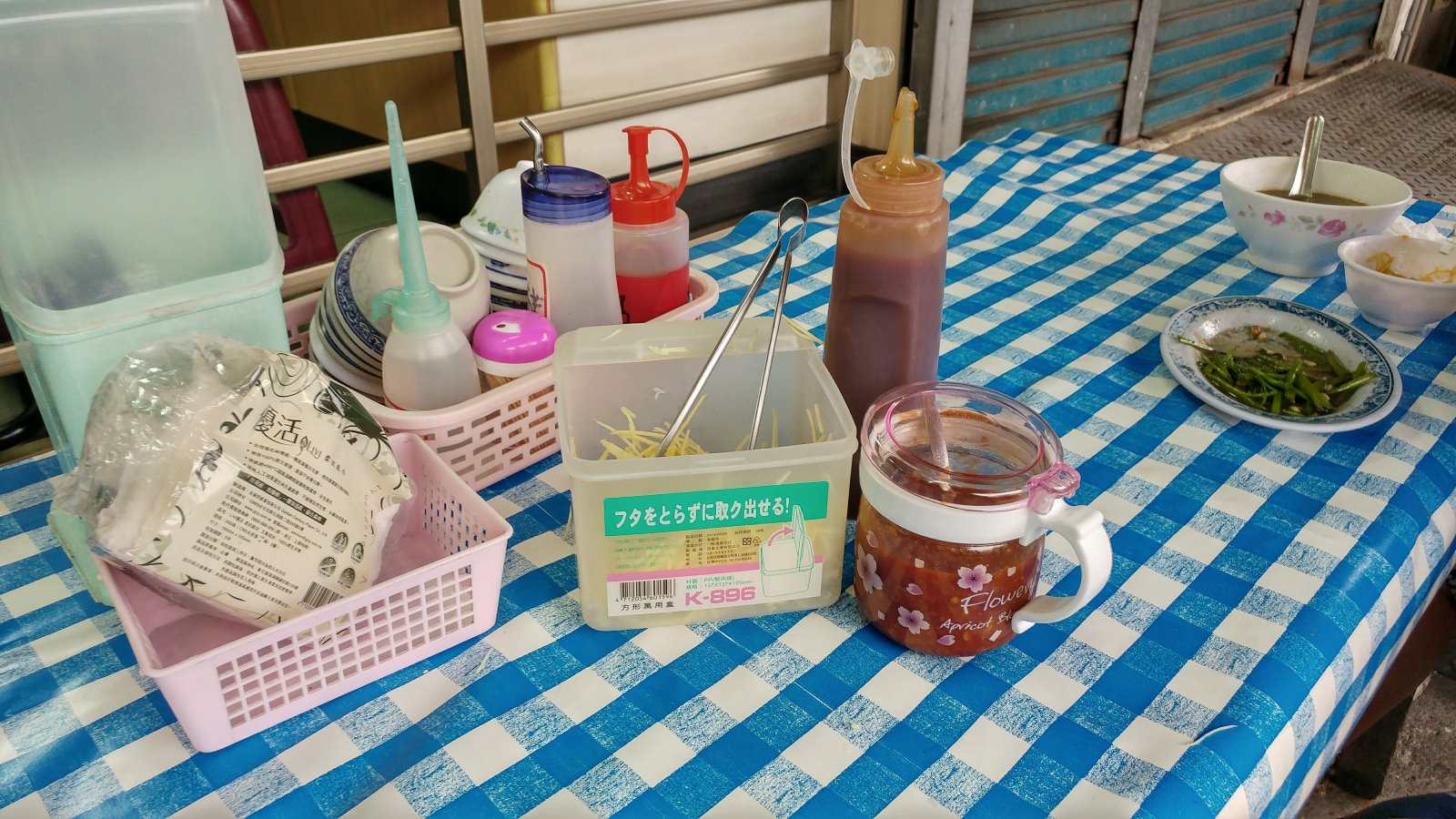 吃牛肉湯，要備有豆瓣醬、醬油膏、白辣椒醬、薑絲