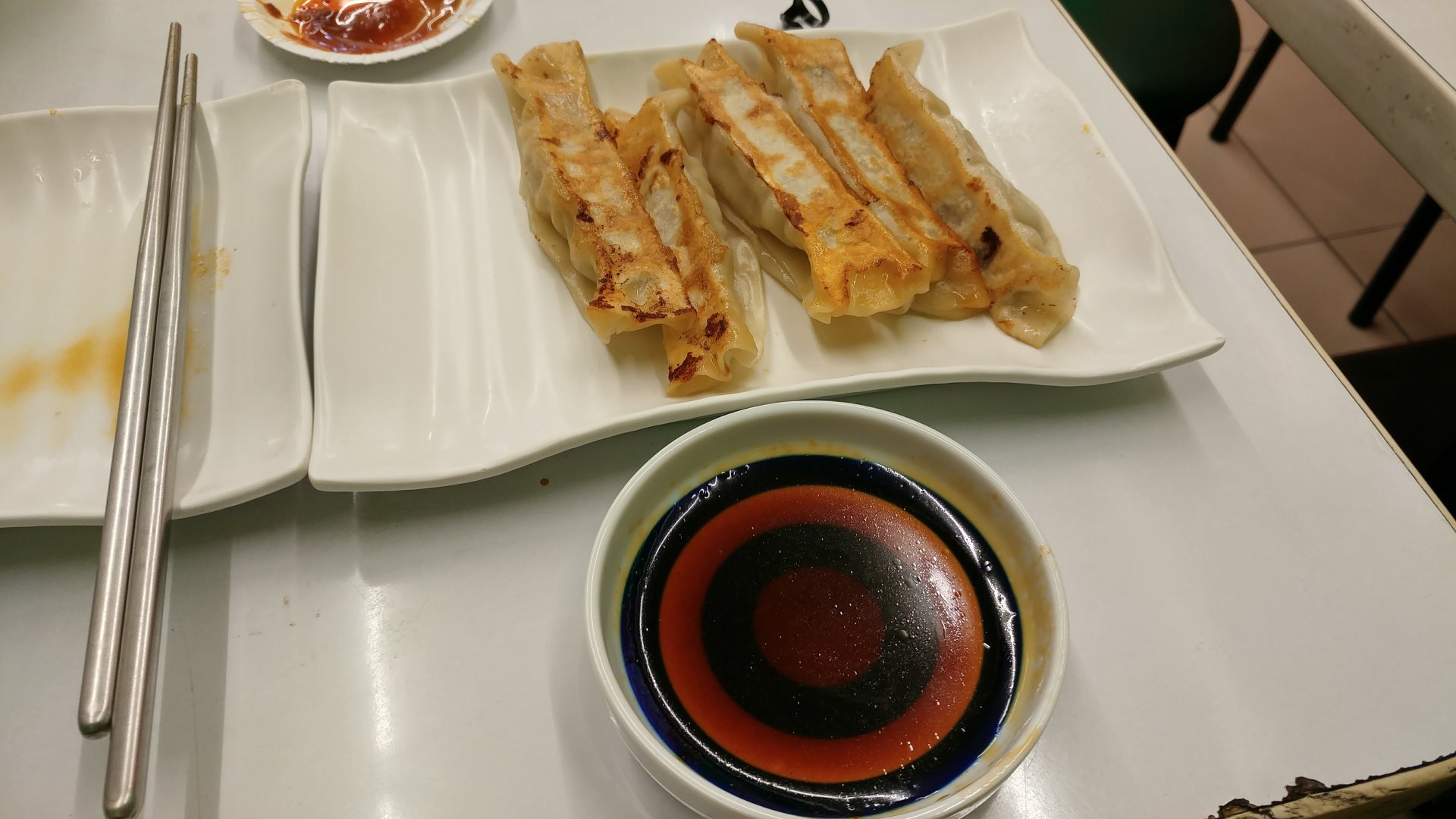 美幌豚醤油「まるまんま」配四海遊龍招牌煎餃