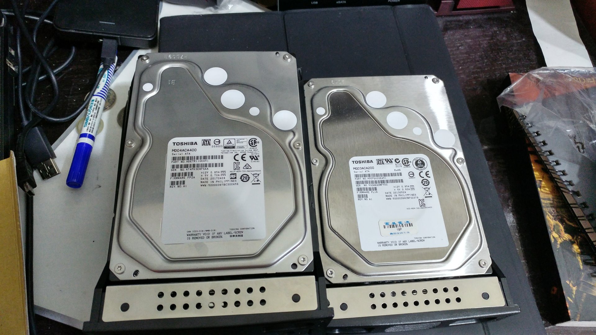 Toshiba MD04ACA400跟MG03ACA200 (企業版)的外型幾乎一樣!