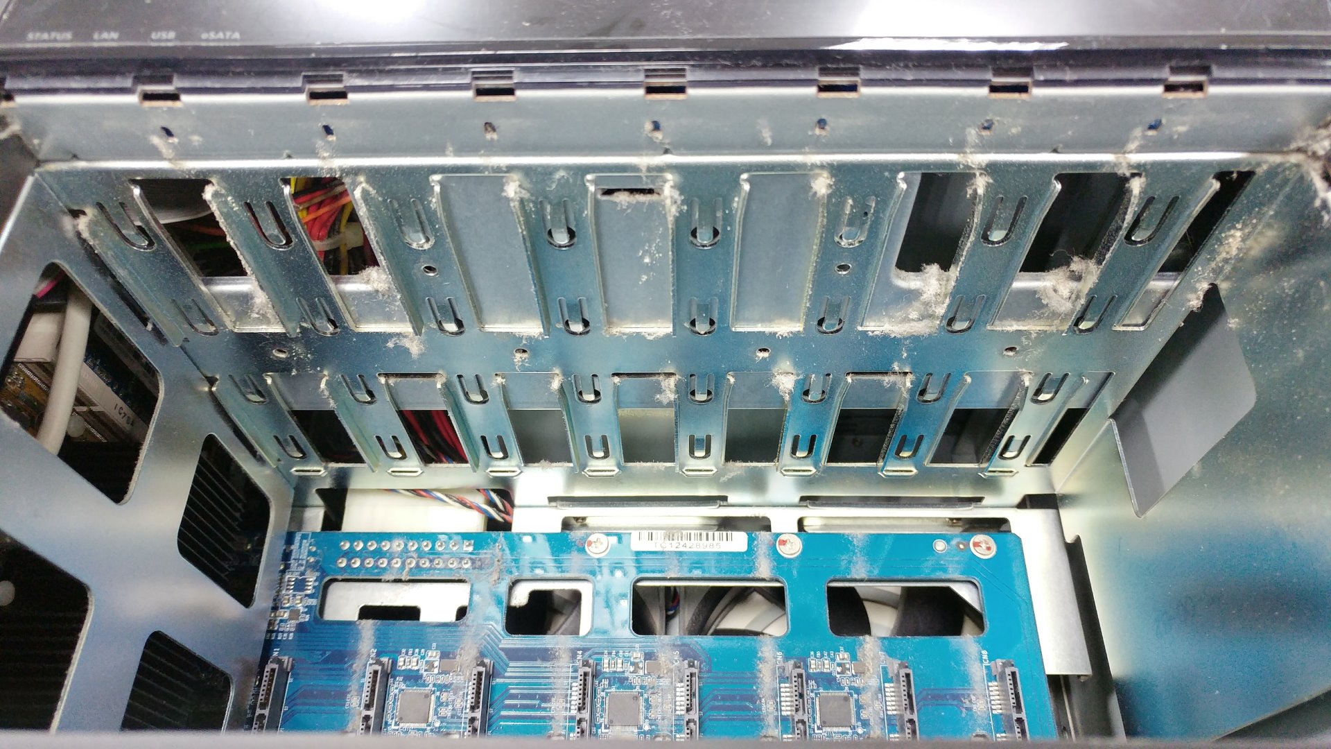 QNAP TS-869 PRO的灰塵