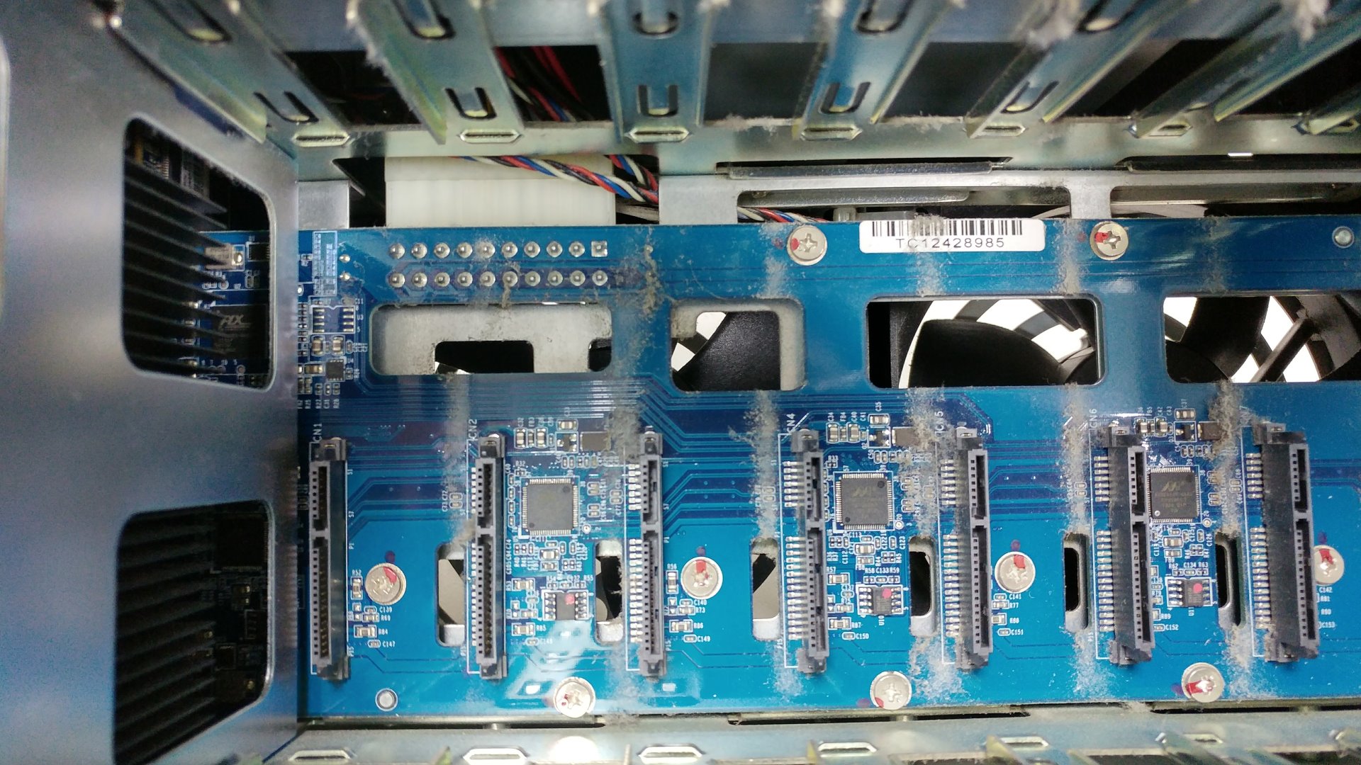 QNAP TS-869 PRO 機殼內的灰塵