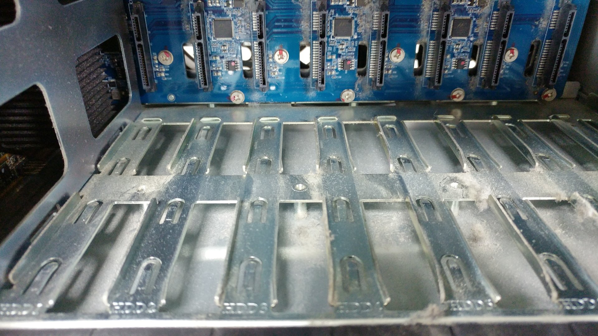 QNAP TS-869 PRO 機殼內的灰塵