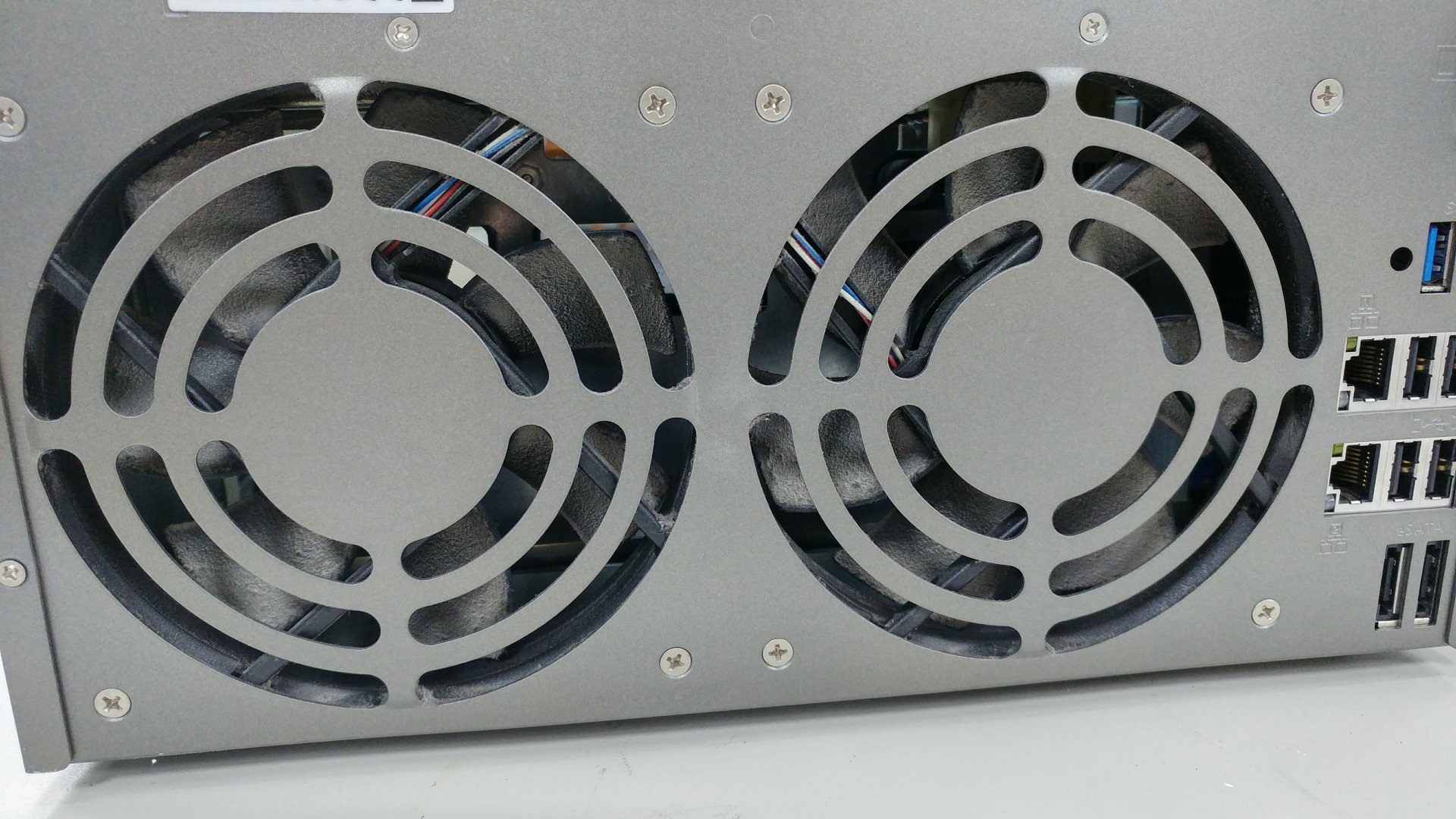 QNAP TS-869 PRO風扇的灰塵