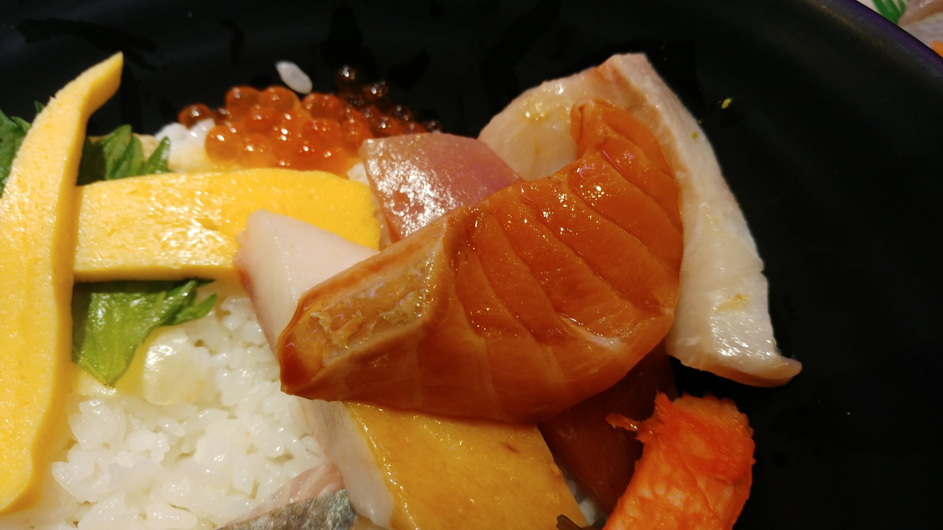 御用藏生跟鮭魚生魚片