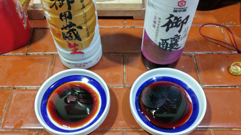 左邊是日本龜甲萬 御用藏生。  右邊是台灣統萬龜甲萬 御釀醬油 醬色