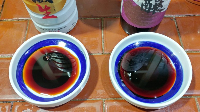 左邊是日本龜甲萬 御用藏生。 右邊是台灣統萬龜甲萬 御釀醬油