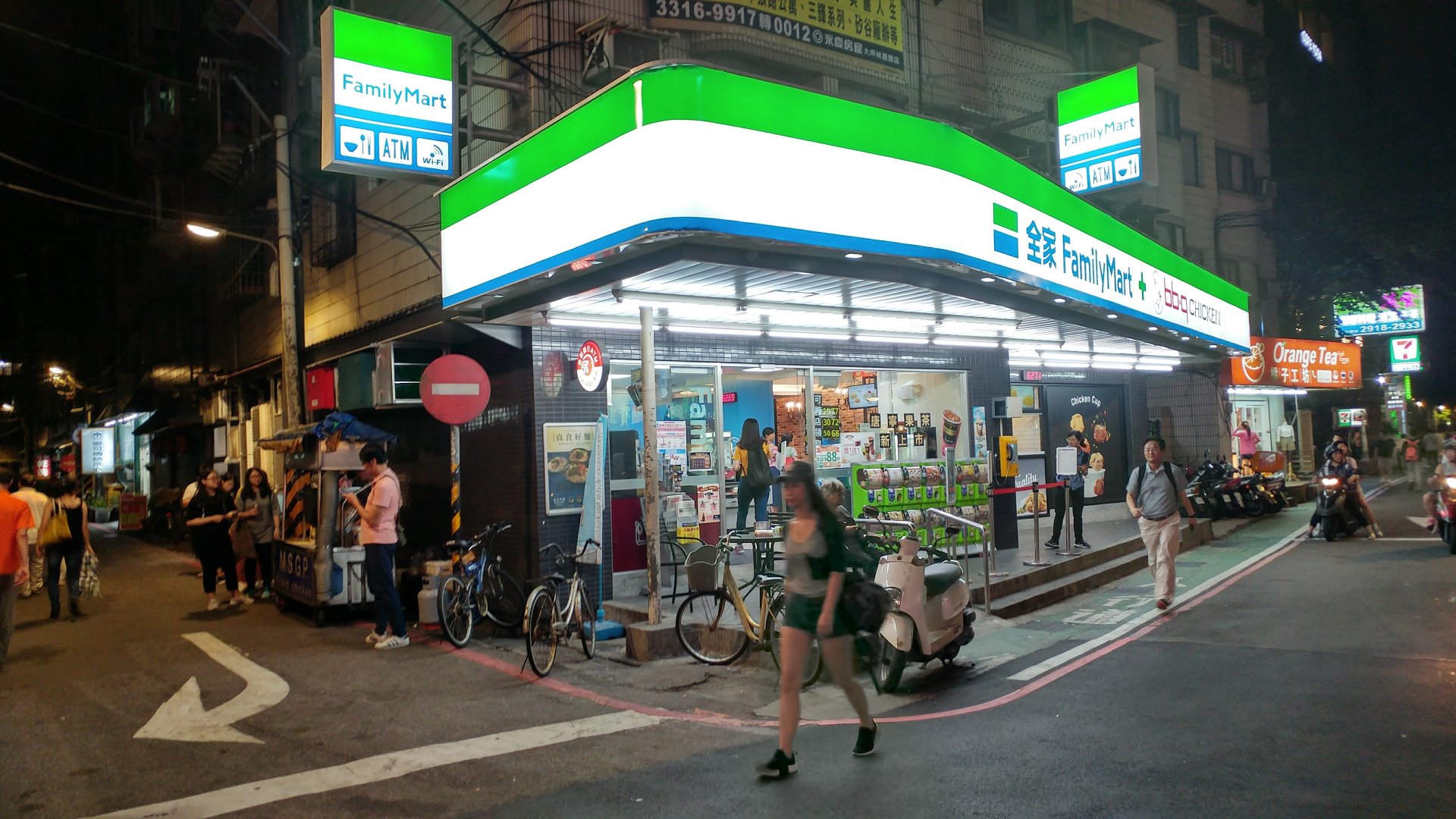 就位在全家+bbq chicken旁的鹹酥雞攤，反而有比較長的排隊人潮