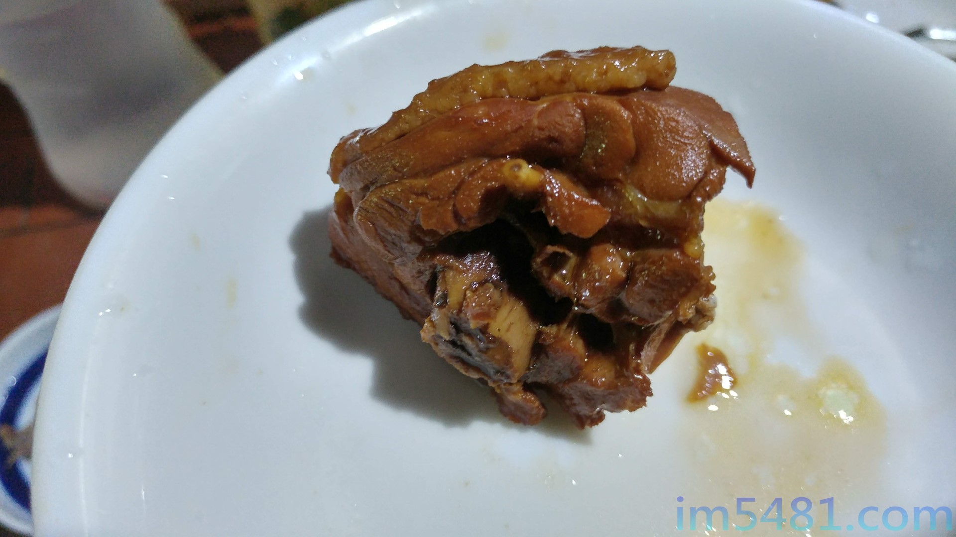 便利滷肉醬滷出的雞腿肉部分，五香味很重，瘦肉部分已經沒有肉汁了。