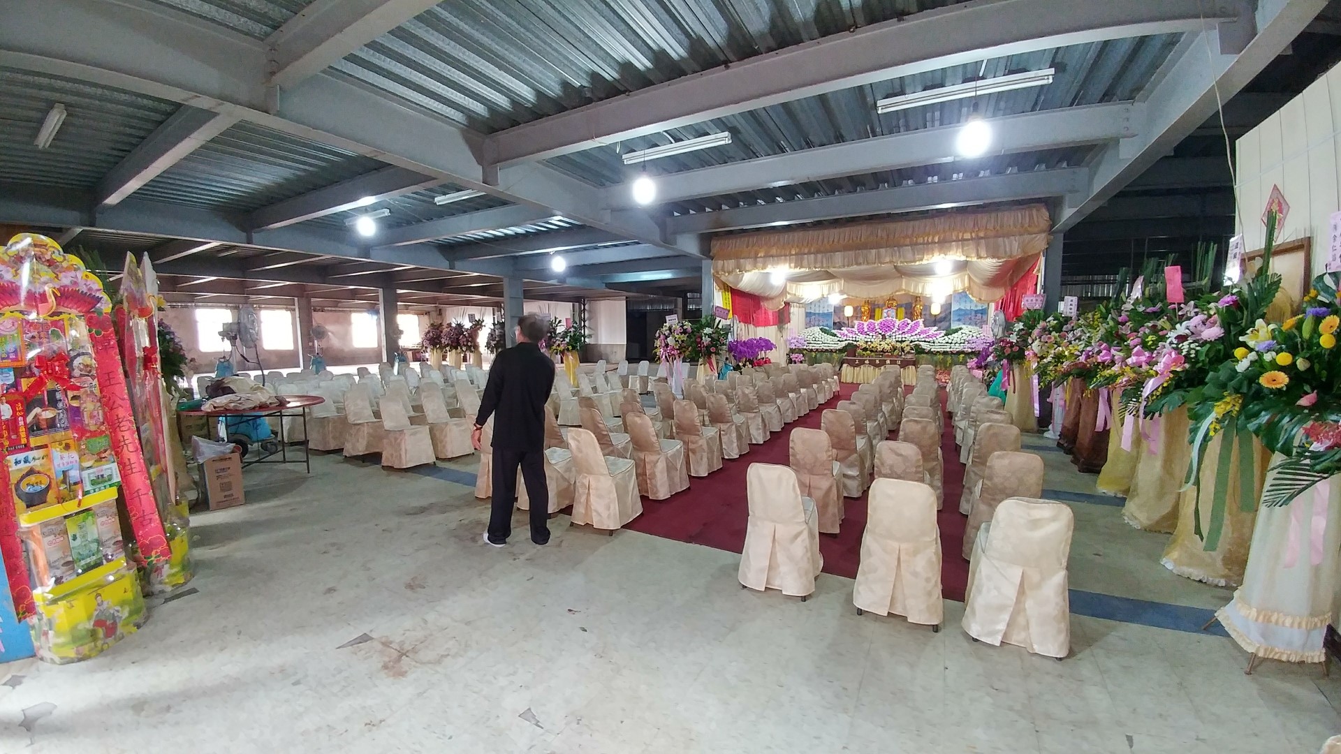 阿公喪禮上的老爸背影