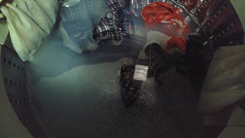 Frosch天然增豔護色洗衣精的泡沫