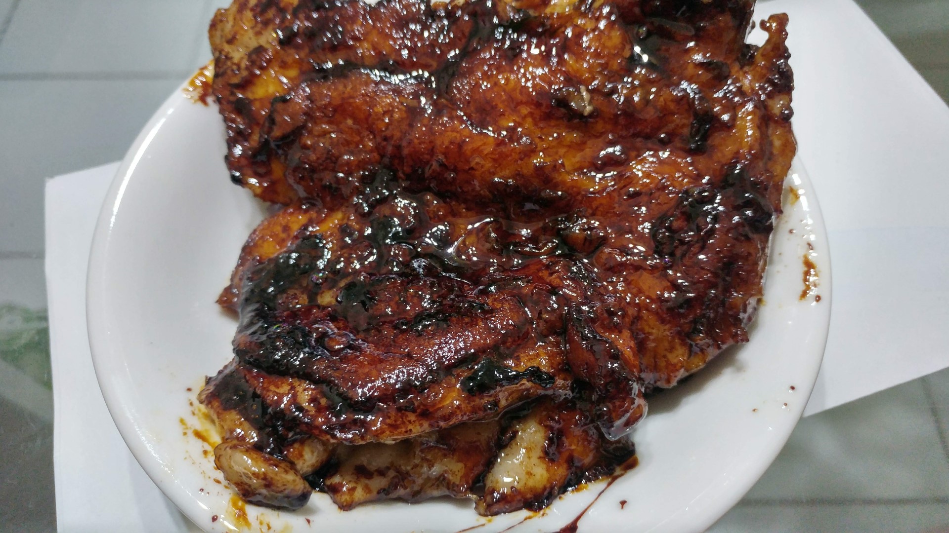 用老抽著色過的雞腿排