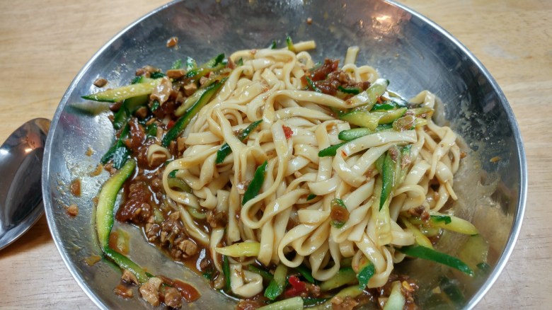 炸醬麵怎麼拌麵體都是白的