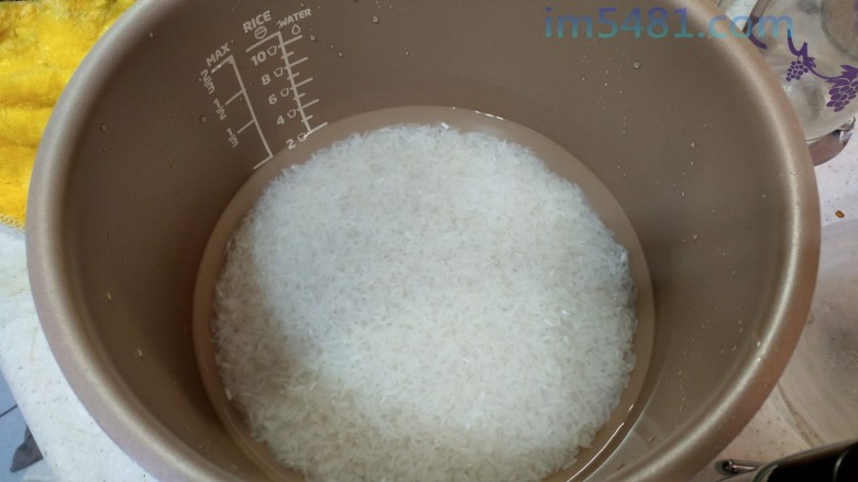 飛利浦萬用鍋煮米飯，其兩杯米的水量就是兩杯