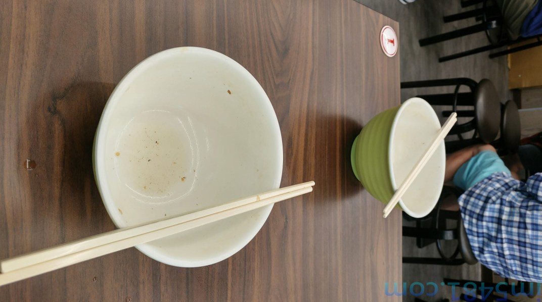 吃碗小麵根本不需要湯匙