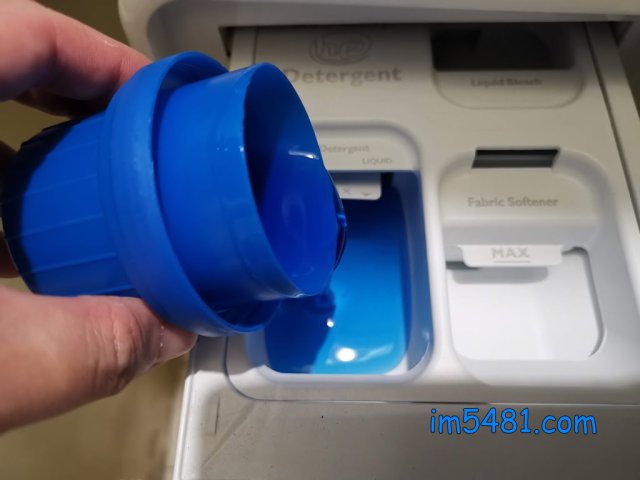 將洗濯洗劑倒進於洗劑槽中