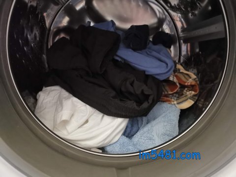 放進待洗衣物-滾筒式洗衣機
