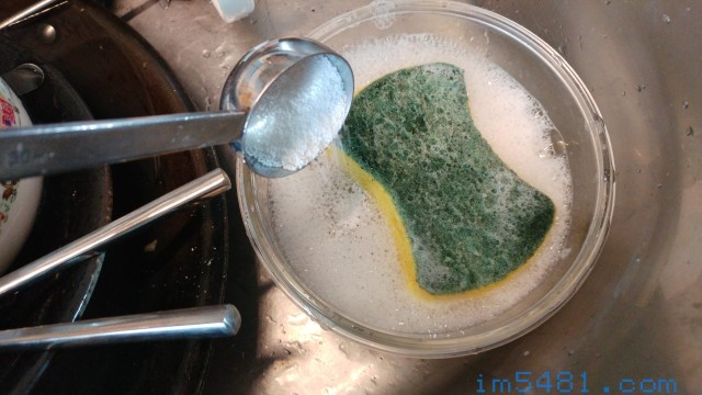 洗碗精溶液加些過碳酸鈉，可增加油垢的清潔力