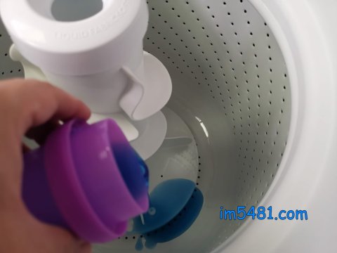 直立式洗衣機倒進洗濯洗劑於洗衣槽底部