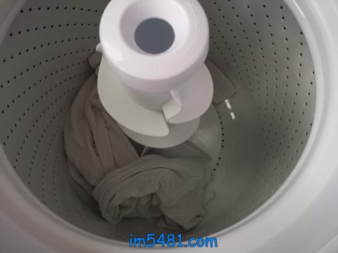 直立式洗衣機放進待洗衣物