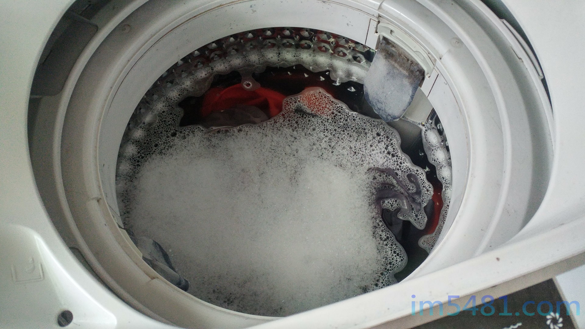 直立式洗衣機-可以在洗衣之前，在尚未放入衣服跟進水時，先加入過碳酸鈉於洗衣槽底部