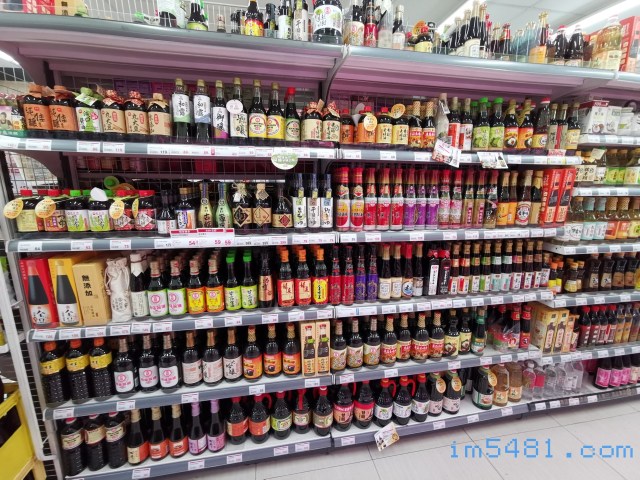 全聯的醬油貨架(這還是小店面的全聯)，如果沒有看到的話，可以請問店員有沒有貨?