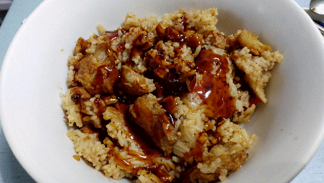 萬家香黑豆油膏的醬色很透光!