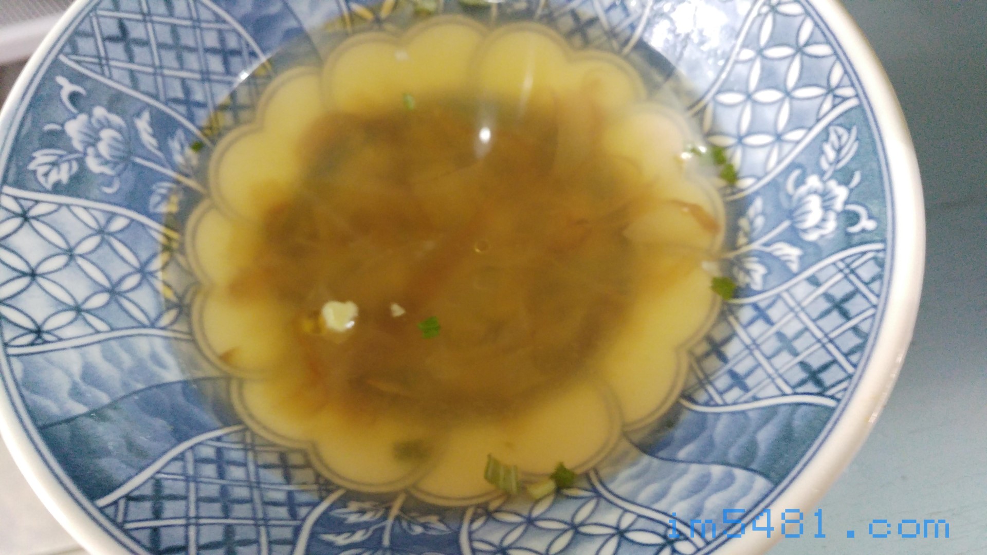 好的柴魚花片熬出的湯頭，應該是自然清澈無腥味，鮮甘十足!