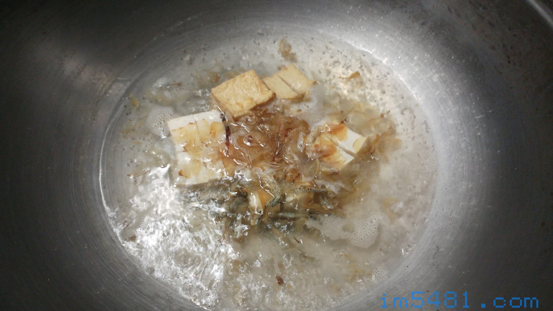 丁香魚乾跟柴魚花片、油豆腐