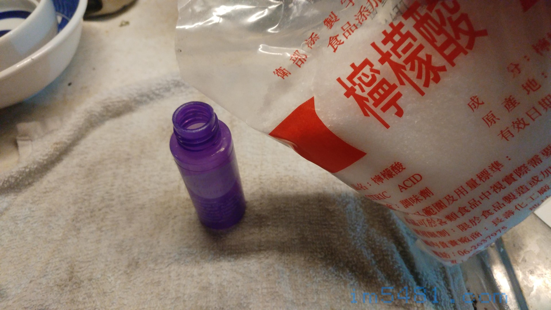 將檸檬酸倒進噴霧罐裡
