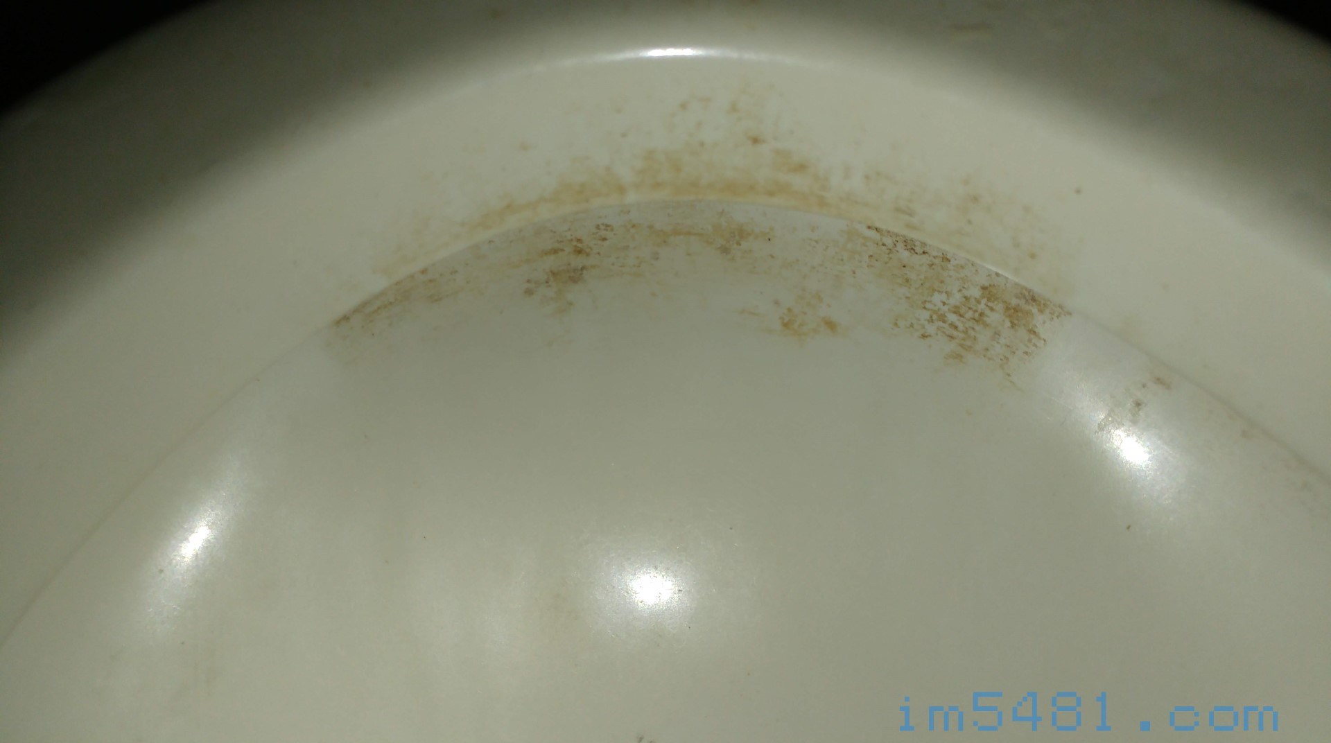 馬桶的尿垢，黃色漬汙位置就是男人一坐下，尿尿會噴到的地方